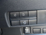 運転席の右側にはアイドリングストップ、ハンズフリーオートスライドドア等のスイッチがあります。