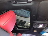 ムーンルーフ付きのお車です。