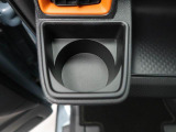 カップホルダーは運転席や助手席からちょうど手の届く位置です!!