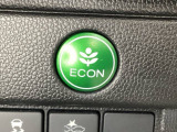 ECON モードをON にするとアクセルペダルの動きに対するエンジンの反応とエアコンの制御を切り換えることで、燃費のいい運転をするドライバーがペダルを踏んだ時と同じようにエンジンを制御します。