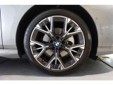 【BMWアロイホイール】軽量かつ強度に拘ったアロイホイール。走行性能ポテンシャルを引き出す設計。タイヤのサイドウォールが強化されたランフラットタイヤは、パンク時にタイヤがつぶれてもリムから外れません。