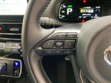 運転中、オーディオの操作をしてて、ハッとしたことはありませんか?ステアリングスイッチは、運転中でもハンドルでオーディオの操作が可能です。安全なドライブをサポートします。