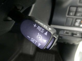【レーダークルーズコントロール】(全車速追従機能付)付きです。車速に応じて追従支援してくれるので、ロングドライブも快適です。詳細は販売店スタッフまでおたずねください。