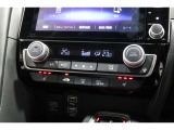 運転席と助手席の温度設定の変更が可能な左右独立タイプのデュアルエアコンです♪♪♪暑がりな人・寒がりな人も誰もが車内を快適にお過ごしいただけます♪♪♪