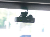 この車にはリアにもドライブレコーダーを装備しております◆映像・音声などを記録する自動車用の装置です。 もしもの事故の際の記録はもちろん、旅行の際の思い出としてドライブの映像を楽しむことができます。