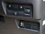 運転席の右側にはアイドリングストップ、ハンズフリーオートスライドドア等のスイッチがあります。