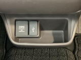 アクセサリーソケットはUSBのアダプターなどをつければ、スマホの充電にも使えます。横にはナビゲーション用の外部入力可能なUSB端子がついており、周辺には物が置けるボックスがついています。