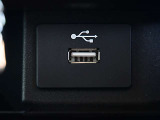 スマホの充電等に便利なUSBのソケットが付いています。