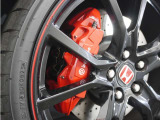 ◆Brembo社製フロント大径ベンチレーテッドディスクブレーキ+アルミ対向4ポットキャリバー◆日常走行ではダイレクトでリニアなコントロール性を。高いGのかかる領域では強いストッピングパワーを発揮します