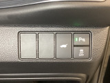 ハンドルの右側にHondaセンシング用のVSA解除スイッチとパワーテールゲートスイッチなどがついています。パワーテールゲートスイッチは車内からでもテールゲートの開け閉めを電動でできます。