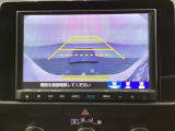 バックでの車庫入れも安心です! リアカメラが付いているバックモニター付のナビを装備しております。操作線もついており距離感も画面から確認できます。