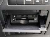 広がる運転支援サービスETC2.0搭載。全国の高速道路に設置されたITSスポットと双方向通信を図り、広域な道路交通情報や安全運転をサポートする情報を得て、音声やナビ画面上にタイムリーにお知らせします。