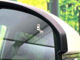 【ブラインドスポットインフォメーション】走行中、ドアミラーの死角になりやすい箇所に後続車が接近するとサイドミラー付近に警告を表示、ドライバーに注意喚起をしてくれます。