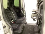 運転席・助手席の背もたれには、2列目シート用にカップホルダー付きの「格納式のシートバックテーブル」を装備しています。休憩時のちょっとした時間などカップを置いたり、小物置きに使えて便利です。
