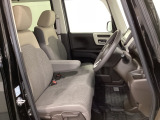 女性でも運転がしやすいように、シートの高さ調整機能(シートリフター)がついています。運転席と助手席の間が空いている為、助手席側への移動がスムーズです。交通量の多い道でも助手席側から乗り降りができます。