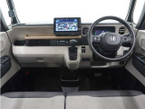 ◆視界広々で非常に運転しやすくロングドライブでも疲れを感じさせないすっきりとまとまったインパネ周りです。