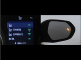 隣車線を走る車両をレーダーで検知し、ドアミラーでは確認しにくい後側方エリアに存在する車両に加え、急接近してくる車両も検知します。車両を検知するとドアミラーに搭載されたLEDインジケーターが点灯します。