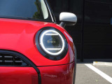 新しくなったヘッドライトです。従来の丸目のライトに2本のLEDが加わり、新しくなったMINIのフロントマスクを印象付けます