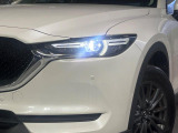 【LEDヘッドライト】悪天候や夜間走行時も良好な視界を確保し安心して運転できる高輝度LEDヘッドライトを装備!点灯速度が早く、消費電力も抑えられています。