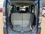 リアシートは5:5分割可倒式です。荷物の大きさに合わせてアレンジ可能です。