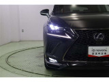 L字型三眼式ヘッドライトは環境に優しく経済的なLED。汚れや積雪を取り除いてくれるヘッドライトウォッシャー付です。オートライト、オートハイビームも搭載。面倒なヘッドライトの切替えは不要です。