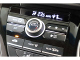 フルオートエアコンが装備されています!お好みの温度設定をするだけでエアコンの風量やモードの切り替えを自動でコントロールしてくれます!ユーザーの操作が少なく燃費走行にもつながります!