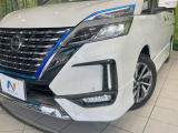 【LEDヘッドライト】悪天候や夜間走行時も良好な視界を確保し安心して運転できる高輝度LEDヘッドライトを装備!点灯速度が早く、消費電力も抑えられています。