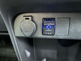 充電用USB端子付き。スマートフォンなどの充電に便利です。