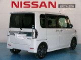 狭い駐車場での乗り降りや荷物の出し入れにとても便利なスライドドア