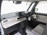 ダイハツのお店では、ダイハツ車を知り尽くしたプロフェッショナルが、専用の診断機器を使って各システムを点検しております。