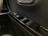 ドアミラーのスイッチは運転席ドアにあります。