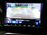 バックカメラの画像です。ガイドラインがスムースな車庫入れをサポートいたします。車庫入れの安心感がアップしますね。