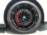【BMWアロイホイル】軽量かつ強度に拘ったアロイホイル。走行性能ポテンシャルを引き出す設計。車の足元を引き締めてくれる大きなポイントはアロイホイルです。