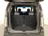 開口部も広く荷物の積み下ろしもしやすいお車となっております。シートを前方にスライドさせれば、さらに荷室を広げられます。また、床下にも収納スペースがあります。