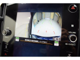 リヤカメラ付きなので、シフトレバーをリバースにすると連動してカメラ映像に切り替わります。