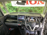 ご覧のように、視界が広く運転しやすいように設計されています。また、フルオートエアコンで快適です。