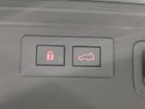 【パワーバックドア】スマートキーや運転席のボタンを押すだけでリアゲートが自動で開閉します!荷物を持っている時や、高い位置にあるバックドアを閉める際に便利な機能です♪