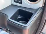 運転席ハンドルの右側にもドリンクホルダーがございます!お飲み物だけではなく、携帯電話なども置けますね♪