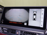 パノラミックビューモニターを装備。駐車場や交差点でクルマを真上から見るように周囲を確認できます。機能の詳細は販売店スタッフまでおたずねください。