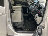 自然にペダルに足の届く、ゆったりとした運転席です!