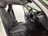 広い足元にゆったり座れるシートには肘掛けも装備しており長距離の運転でも疲れにくくなってます。女性でも運転がしやすいように、シートの高さ調整機能(シートリフター)がついています。