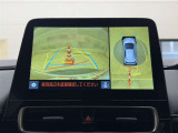 真上から見下ろしたような視点で車とその周囲を確認出来る画面と、車両後方を映し出すバックモニター画面の2つを表示してくれます。