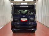 跳ね上げ式バックドアなので、雨天時の荷物の出し入れの際も濡れにくいです。