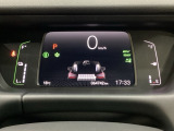 デジタル表示のスピードメーターとタコメーター、燃費やオドメーターなどの表示の他に、ホンダセンシング機能などの表示もできる多機能なマルチインフォメーション・ディスプレイです。