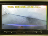 ギヤをR(バック)に入れるとナビの画面に後ろの映像が映るリアカメラ付です。後退時、コンディションが悪い視界でもカラーバックモニターがドライバーをサポートします。