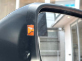 【ブラインドスポットモニター】走行中、ドアミラーの死角になりやすい箇所に後続車が接近するとサイドミラーのレンズに警告を表示!ドライバーに注意喚起をしてくれます。