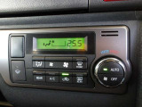オートエアコンを装着しておりますので車内をお好みの快適な温度に保つことが可能です!リヤクーラー&ヒーターも付いているので後席に座る人も快適に過ごすことが出来ます!