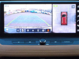 空から見下ろすような視点で、スムーズな駐車と安全確認をサポートする「アラウンドビューモニター」付です。