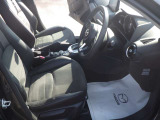 運転席はまっすぐな姿勢でシートに座り、足を自然に伸ばして操作できる位置各ペダルを配するという理想的なレイアウトを実現しています!ぜひ一度MAZDAのドライビングポジションをご体感ください。