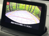 【バックカメラ】駐車時に後方がリアルタイム映像で確認できます。大型商業施設や立体駐車場での駐車時や、夜間のバック時に大活躍!運転スキルに関わらず、今や必須となった装備のひとつです!